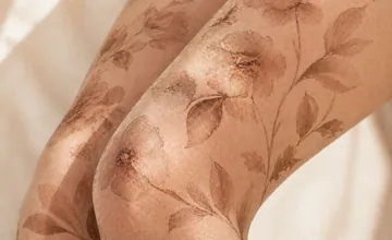 밝은 피부 톤 스타킹과 원단 위 섬세한 그래픽 예시